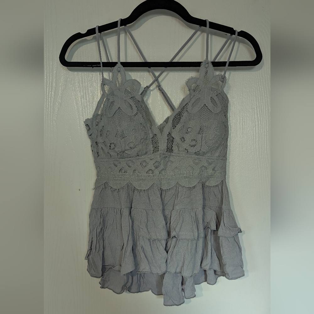 6/$32 NWT Moonchild Peplum Cami
